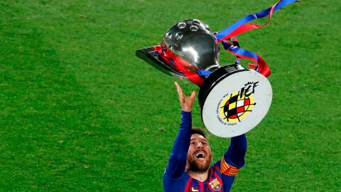 Messi levanta la copa de la Liga