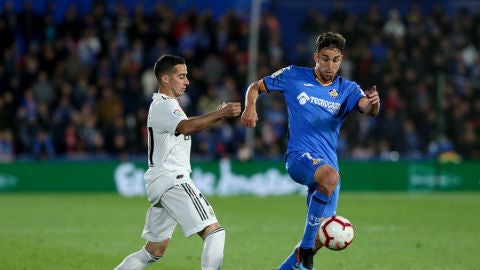 Jaime Mata regatea a Lucas V&aacute;zquez