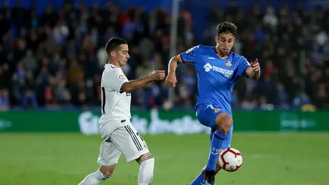 Jaime Mata regatea a Lucas Vázquez Jaime Mata regatea a Lucas Vázquez