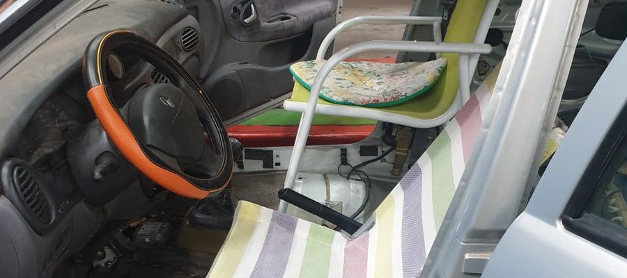 Coche con sillas de playa como asientos Coche con sillas de playa como asientos