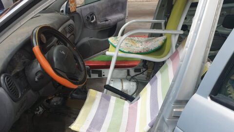 Coche con sillas de playa como asientos