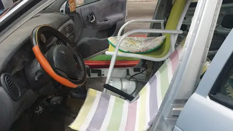 Coche con sillas de playa como asientos Coche con sillas de playa como asientos