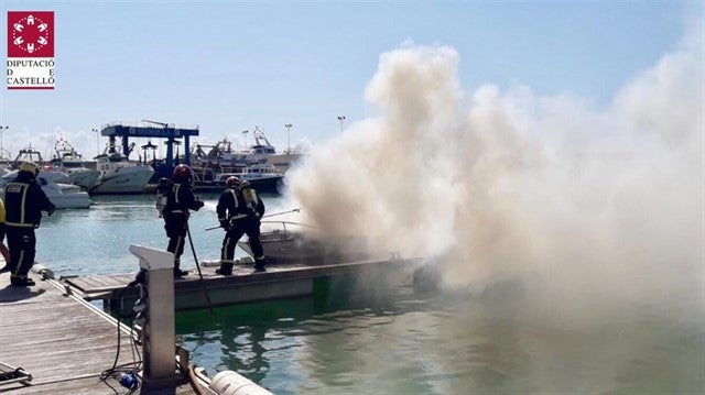 Seis personas resultan heridas por un incendio en una embarcación de recreo en el Club Náutico de Benicarló Seis personas resultan heridas por un incendio en una embarcación de recreo en el Club Náutico de Benicarló