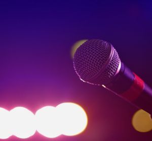 Imagen de un micrófono en un karaoke Imagen de un micrófono en un karaoke