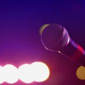 Imagen de un micrófono en un karaoke