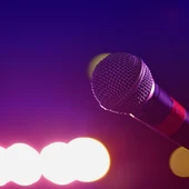 Imagen de un micrófono en un karaoke Imagen de un micrófono en un karaoke