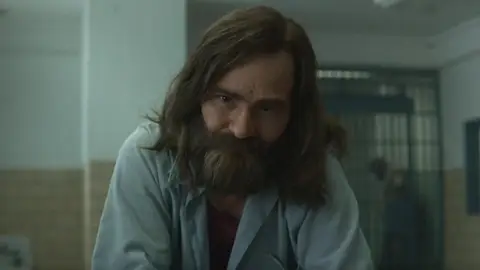 Damon Herriman como Charles Manson en 'Mindhunter' Damon Herriman como Charles Manson en 'Mindhunter'