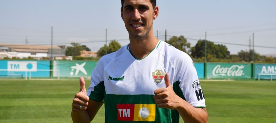 El extremo Fidel Chaves, en su presentación como jugador del Elche CF en su segunda etapa como franjiverde. El extremo Fidel Chaves, en su presentación como jugador del Elche CF en su segunda etapa como franjiverde.