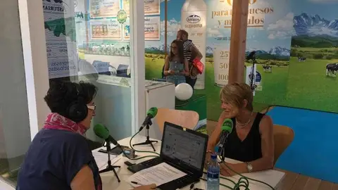 Elena Fernández, jefa de calidad integral y desarrollo de Cogersa En el programa "Asturias en la Onda" desde la FIDMA