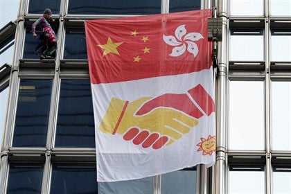 Un activista francés escala un rascacielos de Hong Kong para llamar a la reconciliación Un activista francés escala un rascacielos de Hong Kong para llamar a la reconciliación