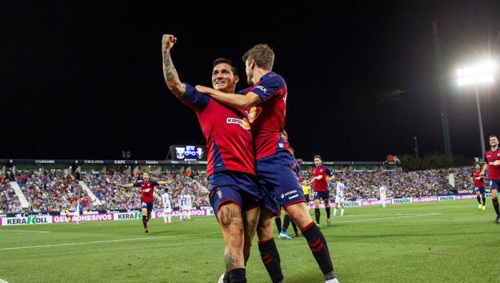  El delantero argentino del Club Atlético Osasuna Ezequiel Chimy Ávila celebra junto a Marc Cardona su gol