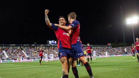  El delantero argentino del Club Atl&eacute;tico Osasuna Ezequiel Chimy &Aacute;vila (i) celebra junto a Marc Cardona su gol,