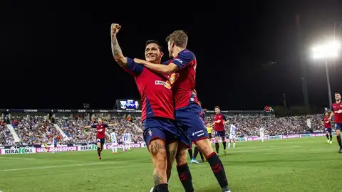 El delantero argentino del Club Atlético Osasuna Ezequiel Chimy Ávila celebra junto a Marc Cardona su gol El delantero argentino del Club Atlético Osasuna Ezequiel Chimy Ávila (i) celebra junto a Marc Cardona su gol,