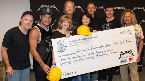 El grupo Metallica con la fundación Daruieste Viasta El grupo Metallica con la fundación Daruieste Viasta.