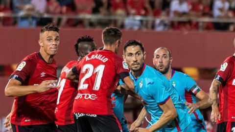  El defensor portugu&eacute;s del S.D Eibar, Paulo Oliveira durante la acci&oacute;n previa donde marcar&iacute;a el primer gol de su equipo ante el RCD Mallorca