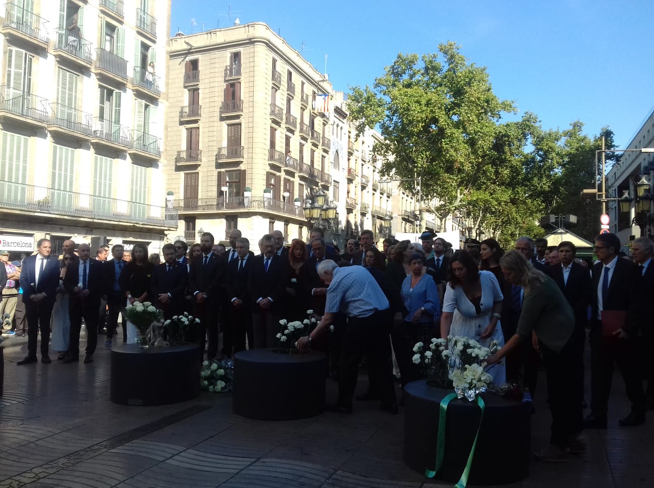Barcelona homenajea a las víctimas de los atentados en Barcelona y Cambrils con una ofrenda floral Barcelona homenajea a las víctimas de los atentados en Barcelona y Cambrils con una ofrenda floral