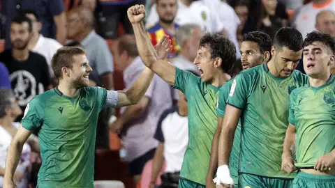 Los jugadores de la Real Sociedad celebran el gol de Oyarzábal Los jugadores de la Real Sociedad celebran el gol de Oyarzábal