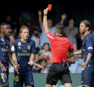 El colegiado Estrada Fernández expulsa a Luka Modric El colegiado Estrada Fernández expulsa a Luka Modric