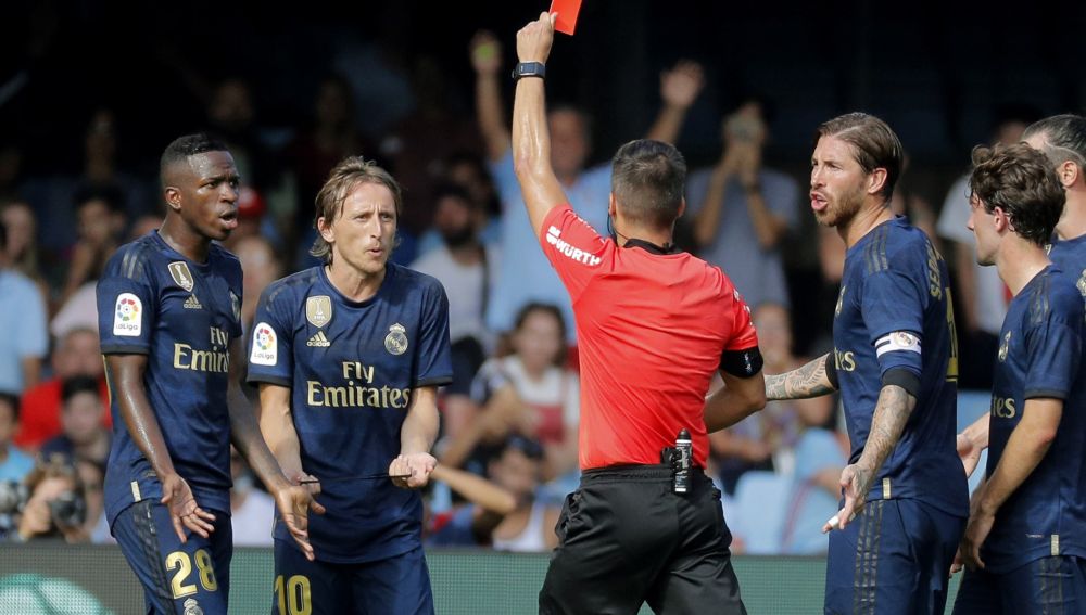 El colegiado Estrada Fernández expulsa a Luka Modric