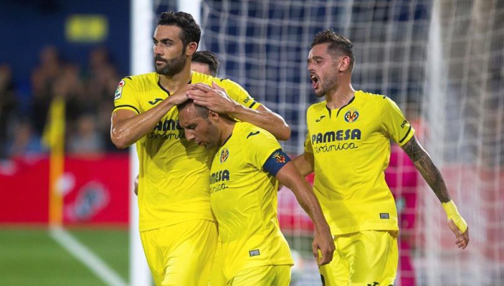 Los jugadores del Villarreal celebran el gol marcado por Santiago Cazorla