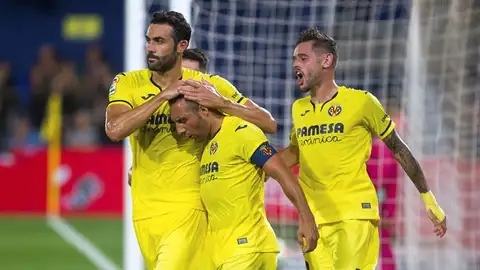 Los jugadores del Villarreal celebran el gol marcado por Santiago Cazorla Los jugadores del Villarreal celebran el gol marcado por Santiago Cazorla