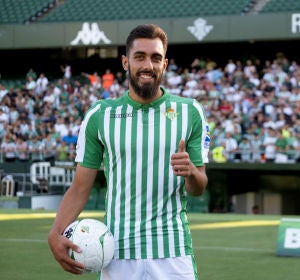 Borja Iglesias, presentado con el Betis Borja Iglesias, presentado con el Betis