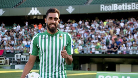 Borja Iglesias, presentado con el Betis