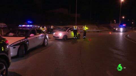 Agentes de la Guardia Civil realizando controles de alcoholemia.
