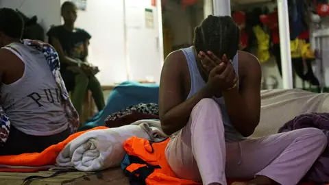 Una de las migrantes a bordo del Open Arms Una de las migrantes a bordo del Open Arms