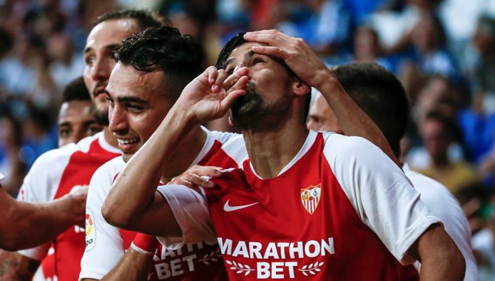  El delantero del Sevilla FC Manuel Agudo "Nolito" celebra junto a Munir su gol, segundo del equipo ante el RCD Espanyol