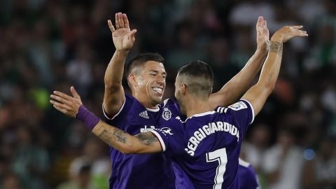 El delantero del Real Valladolid CF Sergio Guardiola celebra su gol, primero del equipo ante el Real Betis. 