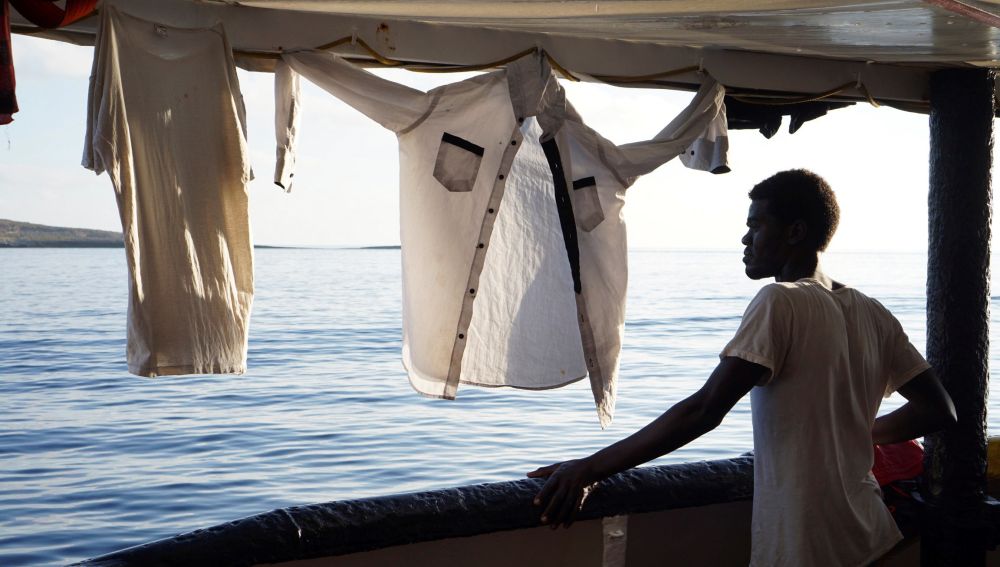 Un migrante mira este domingo desde la cubierta de el buque Open Arms