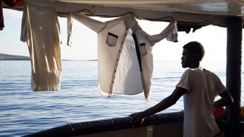 Un migrante mira este domingo desde la cubierta de el buque Open Arms