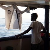 Un migrante mira este domingo desde la cubierta de el buque Open Arms