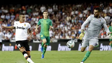 El delantero del Valencia CF Rodrigo Moreno trata de superar la salida del portero de la Real Sociedad Moyá El delantero del Valencia CF Rodrigo Moreno trata de superar la salida del portero de la Real Sociedad Moyá