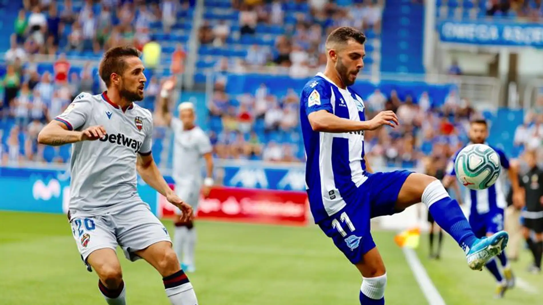  El jugador del Deportivo Alavés, Luis Rioja, controla el balón ante la presión del jugador del Levante U.D Jorge Miramón