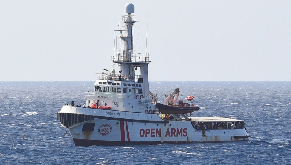 Open Arms confirma un posible acuerdo entre España e Italia para el reparto de migrantes y el Gobierno lo desmiente Open Arms confirma un posible acuerdo entre España e Italia para el reparto de migrantes y el Gobierno lo desmiente