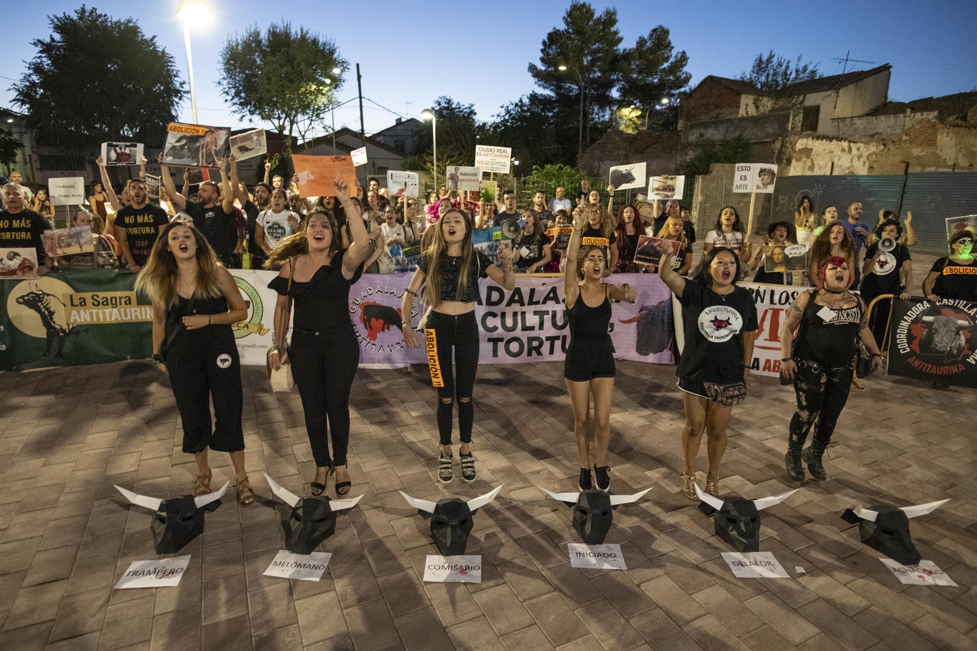 200 personas se manifiestan en Ciudad Real contra el maltrato animal y los festejos taurinos 200 personas se manifiestan en Ciudad Real contra el maltrato animal y los festejos taurinos