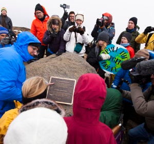 Varias personas se congregan en un 'funeral' a un glaciar en Islandia Varias personas se congregan en un 'funeral' a un glaciar en Islandia