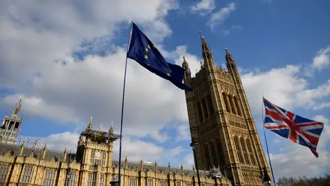 Las banderas del Reino Unido y la Unión Europea ondean a las puertas del Parlamento en Westminster. Las banderas del Reino Unido y la Unión Europea ondean a las puertas del Parlamento en Westminster.