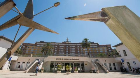 Vista de la fachada principal del Hospital Virgen del Roc&iacute;o de Sevilla.