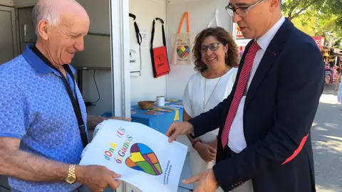 El consejero de Salud, Pablo Fernández Muñiz, visita el stand de la donación de órganos en la FIDMA Feria Internacional de Muestras de Asturias