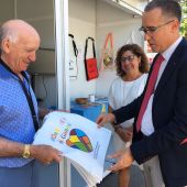 El consejero de Salud, Pablo Fernández Muñiz, visita el stand de la donación de órganos en la FIDMA