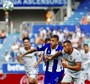 El jugador del Deportivo Alavés, José Luis Sanmartín 'Joselu', disputa el balón con el jugador portugués del Levante U.D Rúben Vezo El jugador del Deportivo Alavés, José Luis Sanmartín 'Joselu', disputa el balón con el jugador portugués del Levante U.D Rúben Vezo