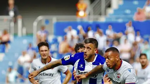 El jugador del Deportivo Alavés, José Luis Sanmartín 'Joselu', disputa el balón con el jugador portugués del Levante U.D Rúben Vezo El jugador del Deportivo Alavés, José Luis Sanmartín 'Joselu', disputa el balón con el jugador portugués del Levante U.D Rúben Vezo