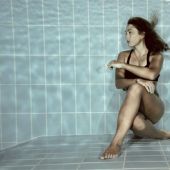 La ilicitana Isabel Sánchez Arán, en un posado dentro del agua.