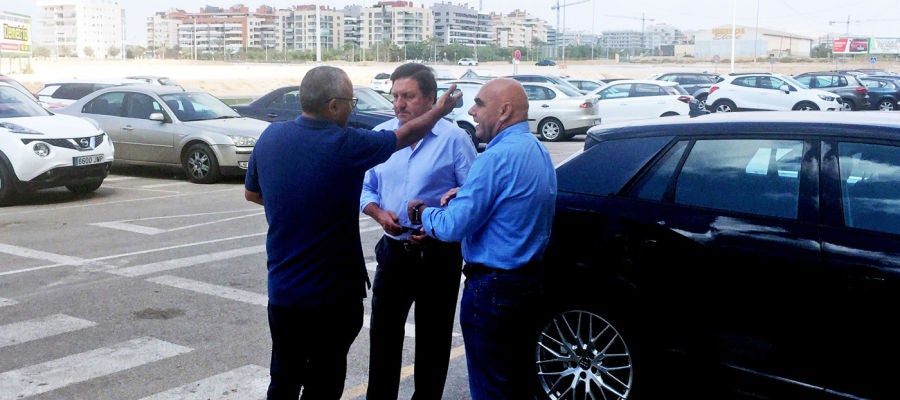 El concejal de Deportes, Vicente Alberola, dialoga con José Sepulcre y Antonio Rocamora en la puerta principal del estadio Martínez Valero. El concejal de Deportes, Vicente Alberola, dialoga con José Sepulcre y Antonio Rocamora en la puerta principal del estadio Martínez Valero.