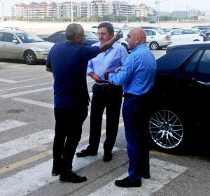 El concejal de Deportes, Vicente Alberola, dialoga con José Sepulcre y Antonio Rocamora en la puerta principal del estadio Martínez Valero. El concejal de Deportes, Vicente Alberola, dialoga con José Sepulcre y Antonio Rocamora en la puerta principal del estadio Martínez Valero.