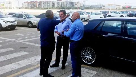 El concejal de Deportes, Vicente Alberola, dialoga con José Sepulcre y Antonio Rocamora en la puerta principal del estadio Martínez Valero. ELCHE CF