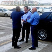 El concejal de Deportes, Vicente Alberola, dialoga con José Sepulcre y Antonio Rocamora en la puerta principal del estadio Martínez Valero.